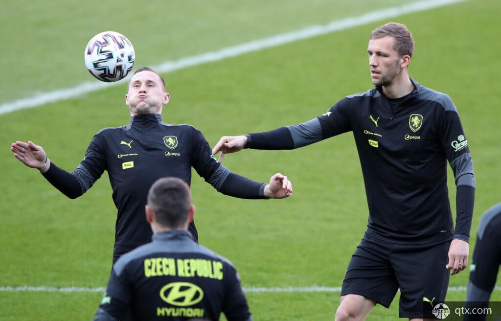 些球员的低 些球员的低